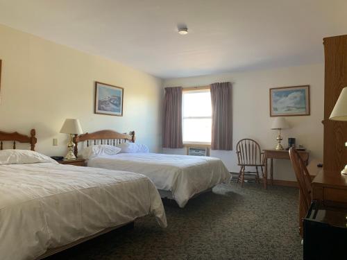 Tempat tidur dalam kamar di Hopewell Rocks Motel & Country Inn