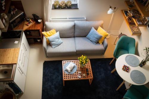 an overhead view of a living room with a couch and a table at BC bed en comfort in Bilzen