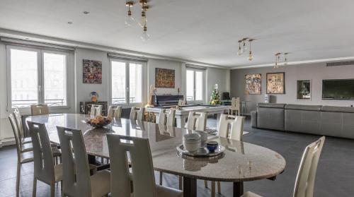 une salle à manger avec une table et des chaises dans l'établissement Le Notre Dame - Luxury Apartment with Seine View, à Paris