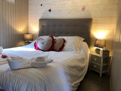 מיטה או מיטות בחדר ב-Domaine de Label, Spa, massages