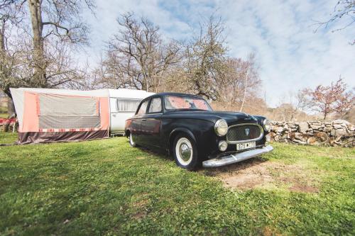 an old black car parked next to a trailer at Voyage Spatio-Temporel in Poussanges