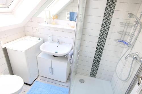 ein Bad mit einem WC, einem Waschbecken und einer Dusche in der Unterkunft Haus Eichenhain FeWo Hamburg in Scheeßel
