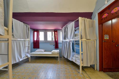 Кровать или кровати в номере Roger's Hostel Tel Aviv (age 18-45)