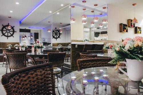 une salle à manger avec des tables et des chaises ainsi qu'un restaurant dans l'établissement Pousada Duas Ilhas, à Penha