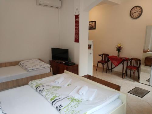 ein Schlafzimmer mit zwei Betten und einem Tisch und Stühlen in der Unterkunft Apartment Monika in Kotor