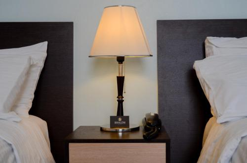 Postel nebo postele na pokoji v ubytování Hotel Shalom