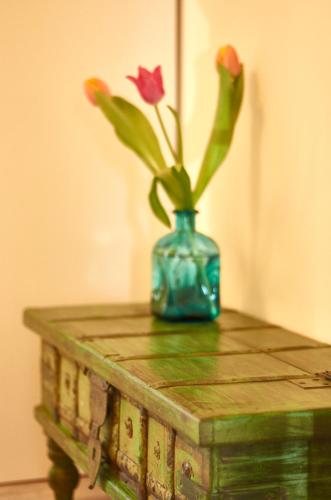 a blue vase with flowers sitting on a table at Schönes Appartement in Meerbusch Am Buschend in Meerbusch