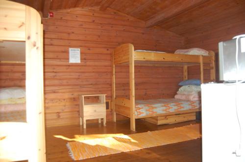 Kuhasensaari Lomakeskus في Lemi: غرفة نوم مع سريرين بطابقين في كابينة