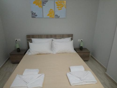 Postel nebo postele na pokoji v ubytování JK's GUESTHOUSE KARDAMAINA