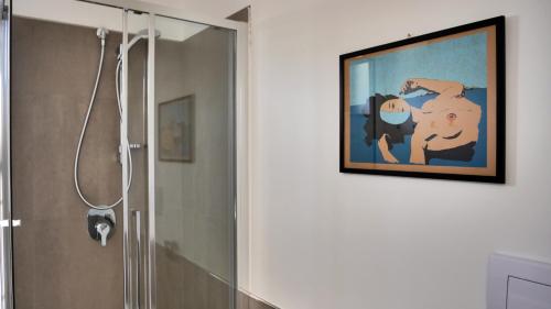 ポルト・エンペードクレにあるVilla Martorana, Camere e Appartamenti Short Let'sのバスルーム(シャワー付)の壁画
