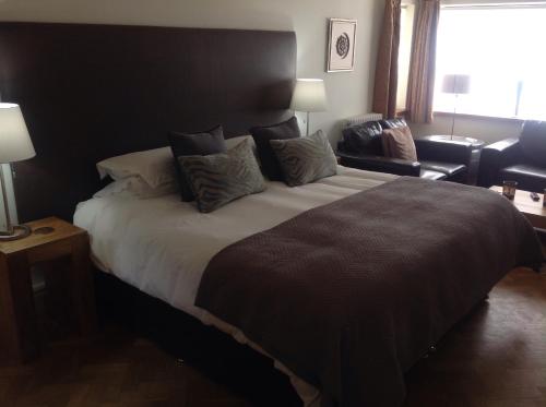 Una cama o camas en una habitación de The Coach House
