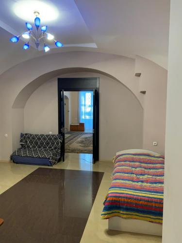 sypialnia z łóżkiem i sufitem w obiekcie House w mieście Tbilisi City