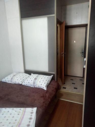 アドレルにあるPanfilova 3 apartmentのベッドルーム1室(ベッド1台付)、廊下へのドアが備わります。