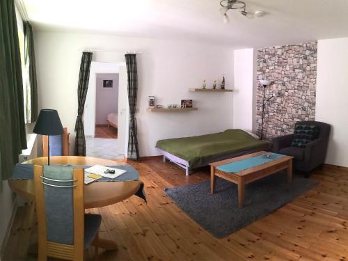 Apartment Dresden Neustadt في درسدن: غرفة معيشة مع أريكة وطاولة