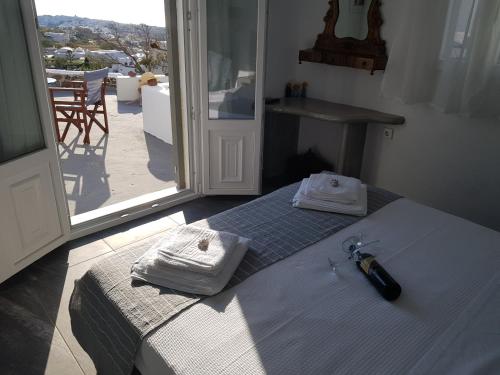 una camera da letto con un letto con due asciugamani sopra di Alonistra Oia Houses a Oia