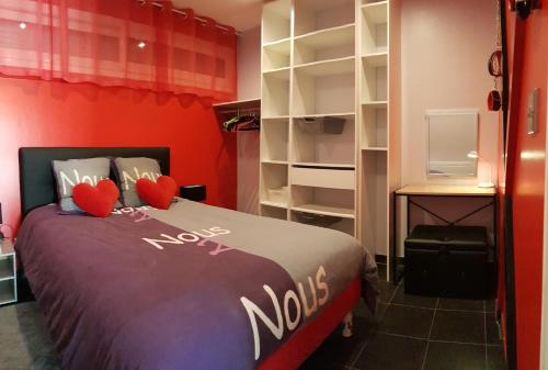 - une chambre avec un lit avec deux cœurs dans l'établissement Cap d'Agde Port Ambonne, au Cap d'Agde