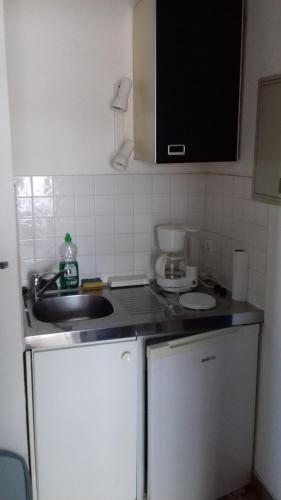 une cuisine avec un évier et un plan de travail dans l'établissement Studio Port Richelieu, au Cap d'Agde