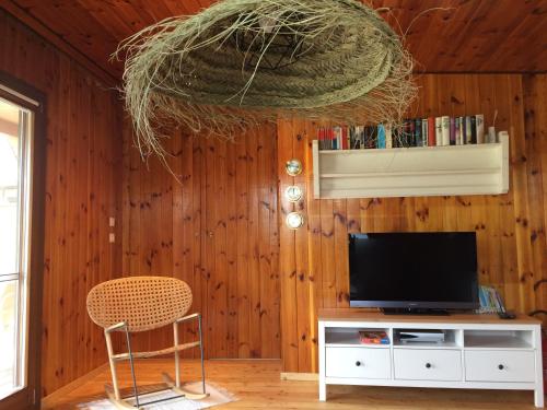 TV a/nebo společenská místnost v ubytování Pfahlbau in Weiden am See