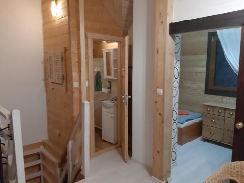 ein Bad mit WC und eine Treppe in einem Haus in der Unterkunft Domki Letniskowe Zbyszko in Świnoujście