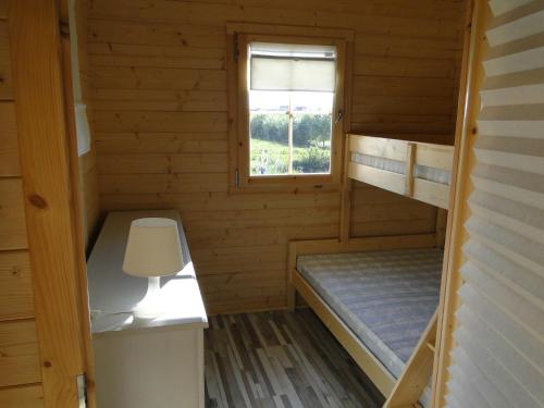 Zimmer mit 2 Etagenbetten und einem Fenster in der Unterkunft STAŁY LĄD in Ustronie Morskie