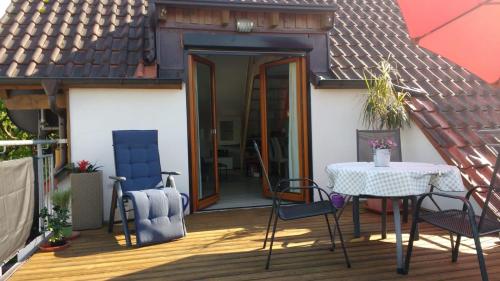 eine Terrasse mit einem Tisch und Stühlen auf einer Terrasse in der Unterkunft Haus Rebblick in Offenburg