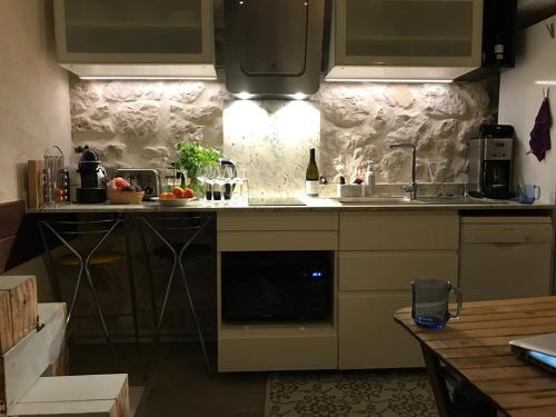 eine Küche mit einer Spüle und einer Arbeitsplatte in der Unterkunft LE CABANON BLEU SUR LA PLAGE in Marseille