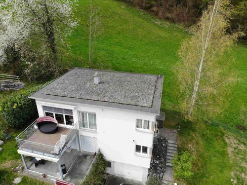 una vista aérea de una casa blanca con porche en Alpen Panorama view Luxury House with green Garden, en Buchs