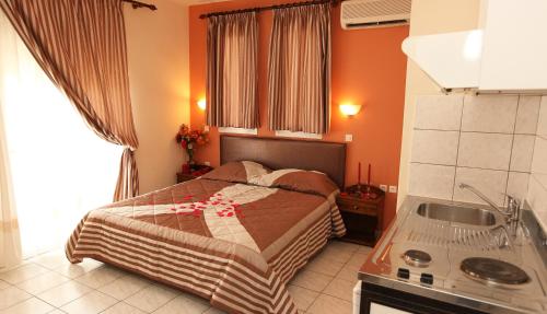 Ένα ή περισσότερα κρεβάτια σε δωμάτιο στο Kostalina Hotel Studios