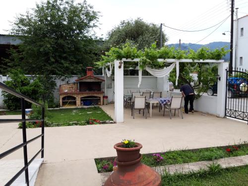 Κήπος έξω από το Kostalina Hotel Studios