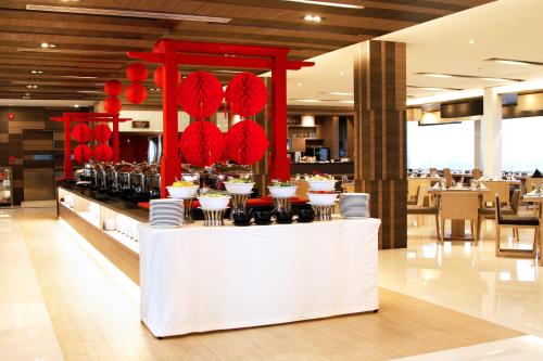 Un buffet en un restaurante con decoraciones rojas. en Classic Kameo Hotel & Serviced Apartments, Ayutthaya, en Phra Nakhon Si Ayutthaya