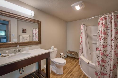 ein Badezimmer mit einem Waschbecken, einem WC und einem Spiegel in der Unterkunft Ephraim Motel in Ephraim
