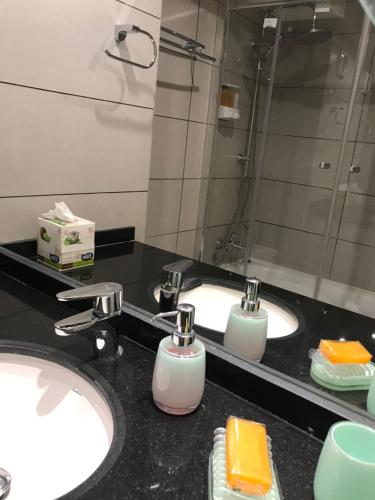 a bathroom with two sinks and a mirror at Departamento de lujo 1 en Barrio Bellavista in Santiago