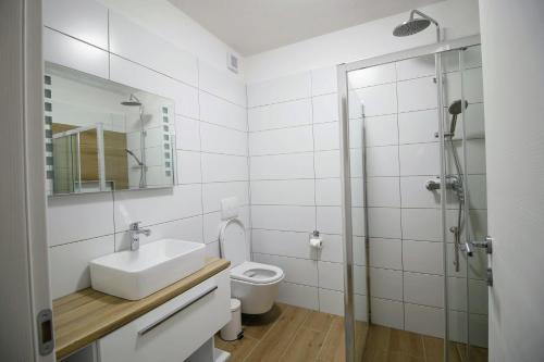 biała łazienka z umywalką i toaletą w obiekcie RESIDENCES by zec – SUPERIOR comfort. PERFECT holidays. w mieście Kastav