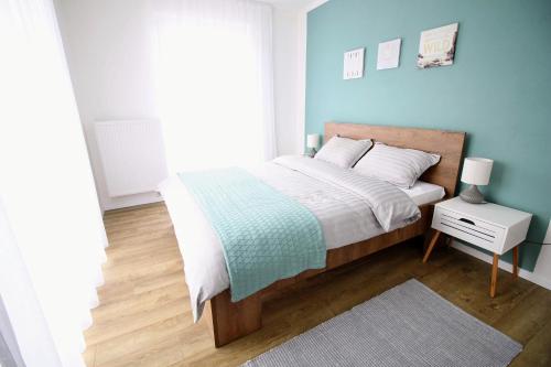 sypialnia z łóżkiem z niebieską ścianą w obiekcie RESIDENCES by zec – SUPERIOR comfort. PERFECT holidays. w mieście Kastav
