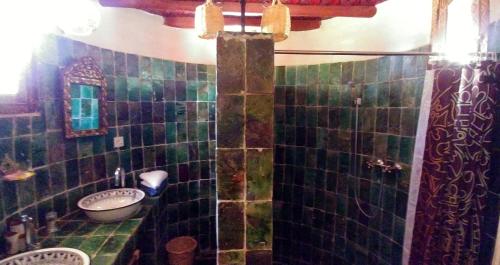 a bathroom with two sinks and a mirror at Dar Jnane - La Maison Du Jardin in Agdz