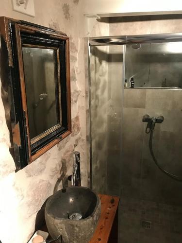 une salle de bain avec un lavabo en pierre et une douche dans l'établissement LE CABANON BLEU SUR LA PLAGE, à Marseille