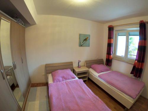 Habitación con 2 camas y ventana en Apartment Ana, en Poreč