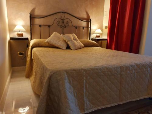 sypialnia z łóżkiem i dwiema poduszkami w obiekcie Villa Antonella w mieście Carlentini