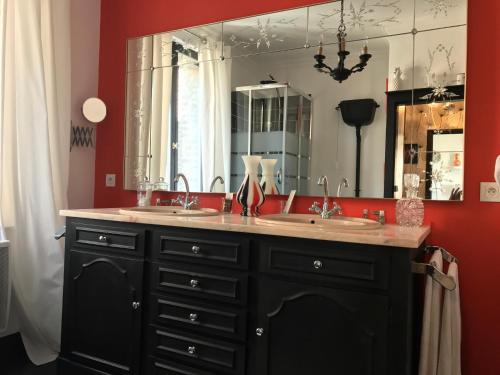 een badkamer met 2 wastafels en een grote spiegel bij LA RIEUSE POUET-POUET in Mers-les-Bains