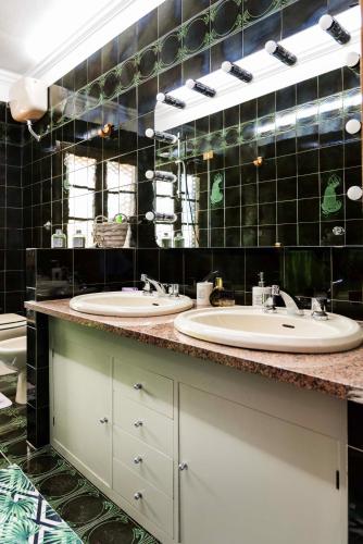 a bathroom with two sinks and a large mirror at Casa Ermo Colle in Sant'Ermo