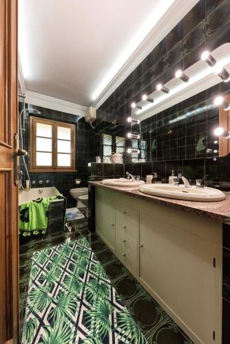a bathroom with two sinks and a tub and a toilet at Casa Ermo Colle in Sant'Ermo