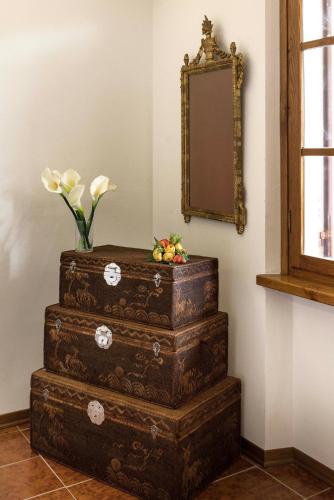 a stack of suitcases with a vase of flowers on top at Casa Ermo Colle in Sant'Ermo