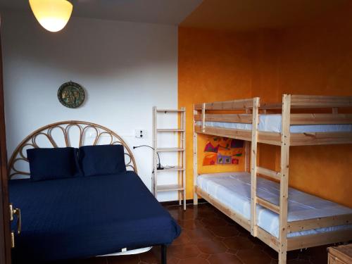 Rio nellʼElbaにあるNisportinoのベッドルーム1室(二段ベッド2台、青いベッド1台付)