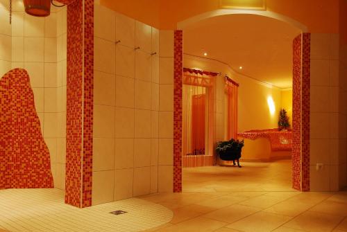 a bathroom with red tile columns in a room at Gasthaus-Landhotel Traunstein in Abtenau