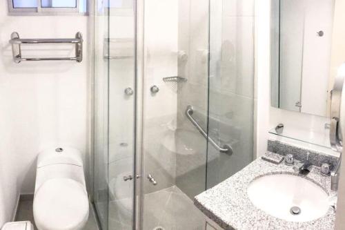 Bonito apartamento en la ciudad bonita في بوكارامانغا: حمام مع دش ومرحاض ومغسلة