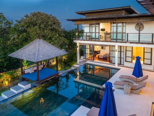 een luchtzicht op een huis met een zwembad bij Villa Adenium by Elite Havens in Jimbaran