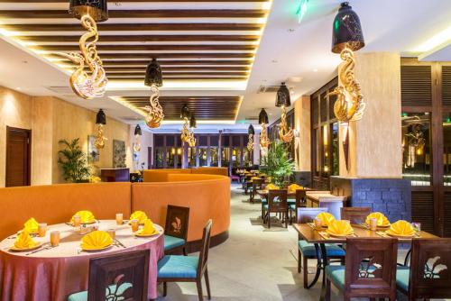 a restaurant with tables and chairs and a bar at Mangrove Tree Resort World Sanya Bay-Kapok in Sanya