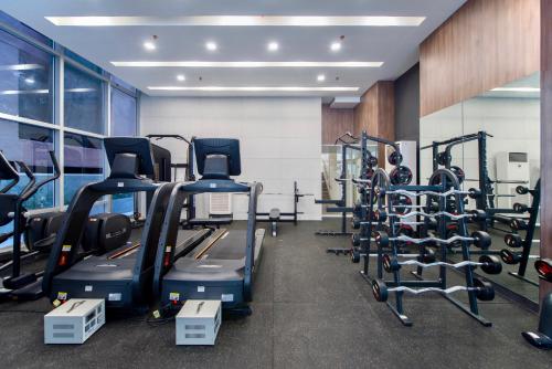 Fitness centrum a/nebo fitness zařízení v ubytování The Sphere Serviced Residences Managed by HII
