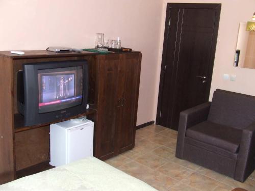 Uma TV ou centro de entretenimento em Varnaflats Guest Rooms