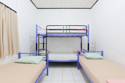 スマランにあるArjuna Hostelの二段ベッド2組が備わる客室です。